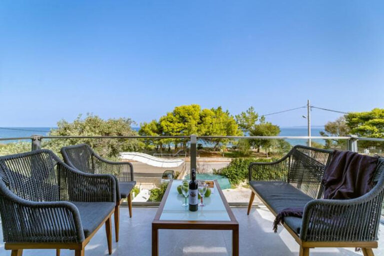 Gyra On the Sea Balcony Apartment