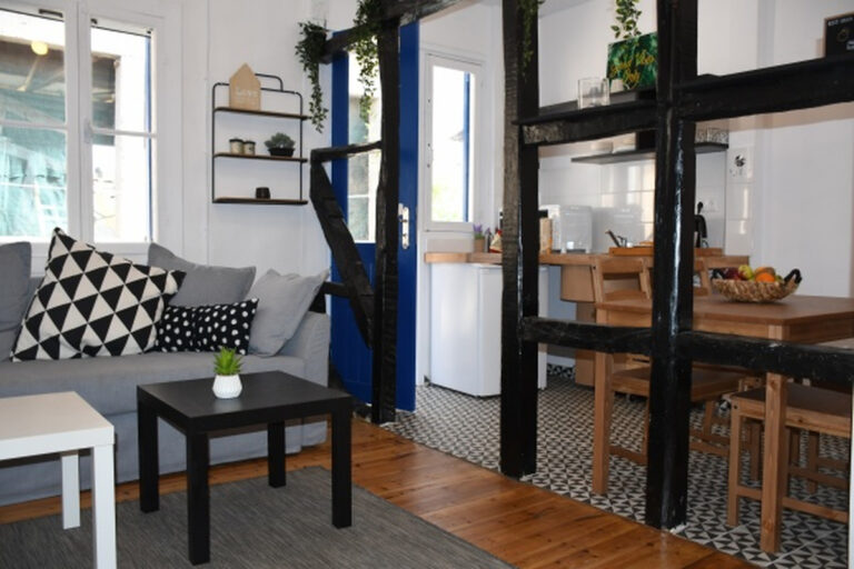 Olo Balcony Apartment