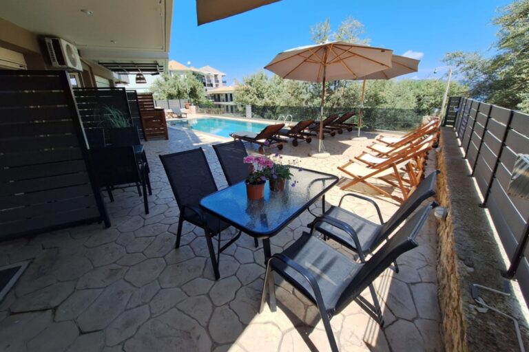 Apartment with pool view